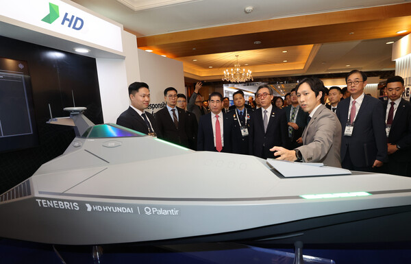 9일 서울 중구 롯데호텔에서 열린 ‘2024 REAIM 고위급회의’에서 조태열 외교부 장관(앞줄 우측으로부터 세 번째), 김용현 국방부 장관(앞줄 우측으로부터 네 번째)이 HD현대 부스를 찾아 무인함정 기술에 대한 설명을 듣고 있다. [사진제공=HD현대]