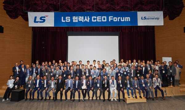 LS그룹은 지난 10월11일 그룹 연수원인 LS미래원에서 협력사들과 소통의 시간을 갖고 동반성장의 의지를 다지기 위한 ‘LS 협력사 최고경영자(CEO) 포럼’(사진)을 2022년부터 올해로 3회째 개최했다. 명노현 ㈜LS 부회장을 비롯한 주요 계열사 최고구매책임자(CPO) 30여명과 함께 협력사 대표 80여명이 참석했다. [사진제공=LS그룹]