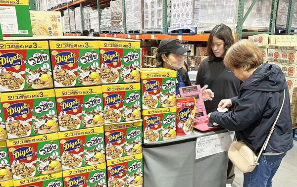 오리온은 식사대용식 브랜드 ‘마켓오네이처 오!그래놀라’가 중국 시리얼 시장에 진출했다고 12일 밝혔다. 오리온은 지난 9월 중국 프리미엄마트 올레(OLE) 100여 개점에 제품 공급을 시작했으며, 11월부터는 코스트코 및 허마센셩으로 판매처를 확대했다. 사진은 중국 코스트코 상하이점에서 판매하는 모습. [사진제공=오리온]