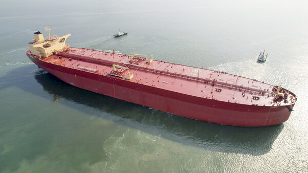 HD현대마린솔루션은 최근 SK해운 및 현대글로비스와 이들 해운사들이 운영 중인 일부 선박에 오션와이즈를 공급하는 계약을 체결했다고 24일 밝혔다. 사진은 SK해운의 31만8000톤급 초대형 유조선 씨브레이브호가 오션와이즈를 장착하고 최적 항로 운항 실증에 나선 모습. [사진제공=HD현대마린솔루션]