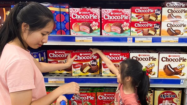 오리온은 2024년 출시 50주년을 맞은 ‘초코파이情’의 글로벌 판매량이 40억 개를 넘어서며 역대 최대 판매량을 기록했다고 27일 밝혔다. 사진은 베트남 매장에 진열된 초코파이. [사진제공=오리온]