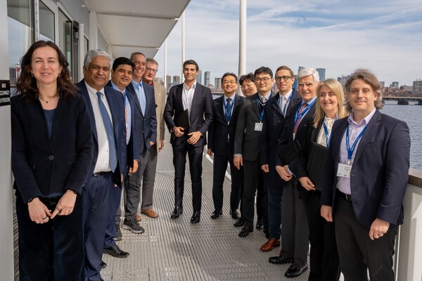 HD한국조선해양은 지난 18일(현지시간) 미국 매사추세츠공과대학교(MIT)에서 ‘MIT 조선해양 컨소시엄(MIT Maritime Consortium)’의 발족식을 가졌다고 28일 밝혔다. 사진 오른쪽 첫 번째 테미스 삽시스 MIT 해양공학센터장, 일곱 번째 장광필 HD한국조선해양 미래기술연구원장. [사진제공=HD한국조선해양