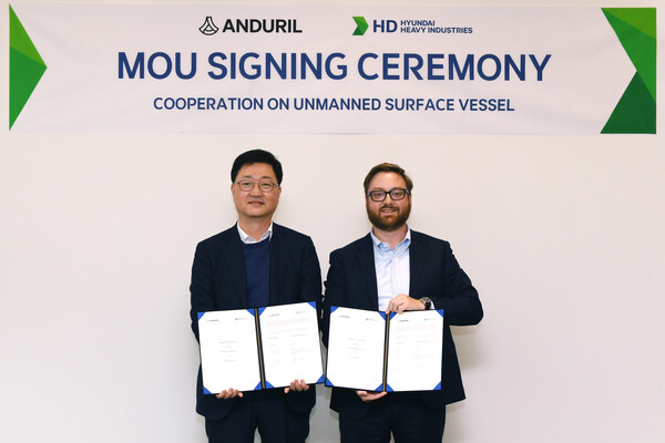HD현대는 최근 안두릴과 서울 계동 현대빌딩에서 ‘무인수상정 개발 및 시장 진출을 위한 양해각서(MOU)’를 체결했다고 4일 밝혔다. 체결식에는 HD현대중공업 주원호 특수선사업대표(왼쪽), 안두릴 브라이언 쉼프(Brian Schimpf) 공동설립자(Co-Founder) 겸 최고경영자(CEO)가 참석했다. [사진제공=HD현대]