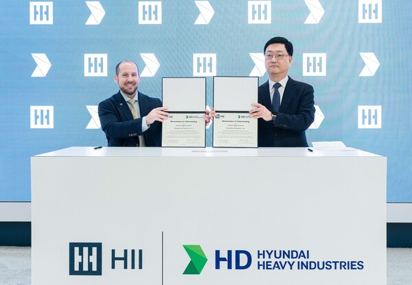 HD현대는 지난 7일(현지 시간) 헌팅턴잉걸스와 ‘선박 생산성 향상 및 첨단 조선 기술 협력을 위한 양해각서(MOU)’를 체결했다고 밝혔다. 이날 협약식은 미국 워싱턴D.C.에서 개최된 ‘해양항공우주 전시회(Sea Air Space 2025, SAS 2025)’ 내 헌팅턴잉걸스 전시관에서 진행됐으며, 주원호 HD현대중공업 특수선사업대표(오른쪽)와 브라이언 블란쳇(Brian Blanchette) 잉걸스조선소 사장(왼쪽) 등이 참석했다. [사진제공=HD현대]
