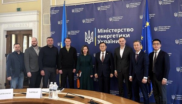 명노현 LS 부회장(오른쪽 네 번째)은 최근 우크라이나 키이우에서 에너지부, 농업정책·식품부, 경제부 인사들과 만나 상호협력 방안을 논의했다. [사진제공=LS]