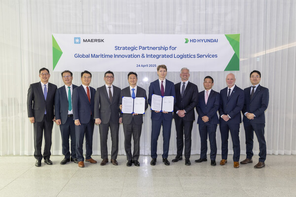 HD현대가 최근 세계적인 해운·물류기업인 A.P.몰러머스크와 ‘탈탄소 해운 기술 발전 및 글로벌 통합 물류 서비스 분야의 포괄적 협력 관계 구축을 위한 양해각서(MOU)’를 체결했다고 6일 밝혔다. 사진 왼쪽 다섯 번째부터 HD현대 정기선 수석부회장, A.P.몰러머스크 로버트 머스크 우글라(Robert Maersk Uggla) 의장. [사진제공=HD현대]