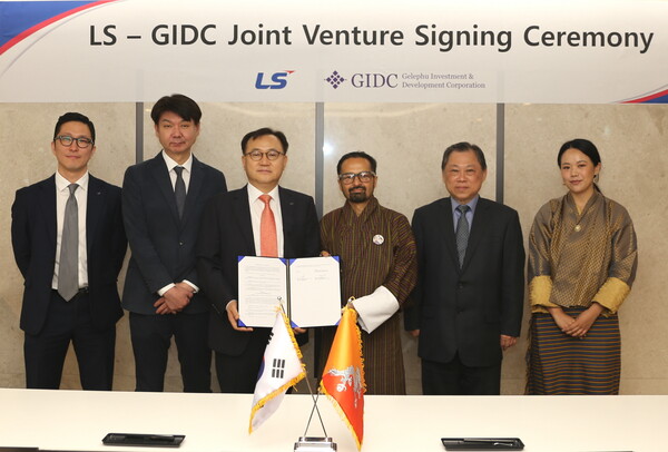명노현 LS 부회장(왼쪽 세 번째)이 9일 LS용산타워에서 우즈왈 딥 다할 GIDC CEO(네 번째)를 비롯한 주요 관계자들과 만나 LS와 부탄 정부의 산하기관인 GIDC가 합작법인을 설립키로 계약했다. [사진제공=LS]