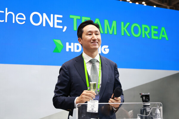 정기선 HD현대 수석부회장이 28일 ‘국제해양방위산업전(MADEX) 2025’에서 K해양방산의 미래 비전을 제시했다. 사진은 정 수석부회장이 리셉션 행사에서 인사말을 하는 모습. [사진제공=HD현대]