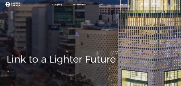 1984년 설립된 한국카본은 탄소섬유강화플라스틱(CFRP)·유리섬유강화플라스틱(GFRP) 등 복합소재를 연간 약 21만㎢를 생산하는 국내 1위 기업이다. CFRP는 무게가 강철의 5분의 1 수준이면서 강도는 강철의 10배 이상인 복합소재로 낚싯대부터 자동차 경량화소재, 액화천연가스(LNG) 운반선 저장탱크까지 사용된다. [사진출처=한국카본]