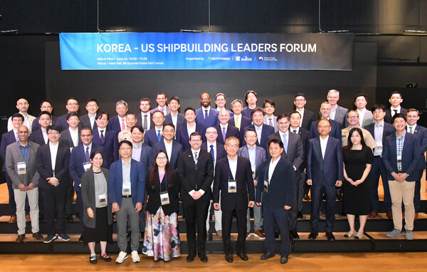HD현대는 24일 경기도 성남시 판교에 위치한 HD현대 글로벌R&D센터에서 ‘한·미 조선협력 전문가 포럼’을 진행했다고 밝혔다. 사진은 양국 정부 관계자 및 조선·해양 분야 전문가들이 단체 기념촬영을 하는 모습. [사진제공=HD현대]