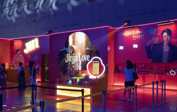 오뚜기는 지난 3월부터 방탄소년단(BTS) 진과 함께 K대표라면 ‘진라면’ 글로벌 캠페인을 진행하고 있다. 진라면의 글로벌 모델로 BTS 진을 발탁하고, 올해 진라면의 글로벌 패키지 디자인 리뉴얼과 연계한 글로벌 마케팅으로 본격적인 시장 확대에 나선 것이다. 사진은 오뚜기 진라면 ‘2025 BTS FESTA’ 오프라인 행사 부스. [사진제공=오뚜기]