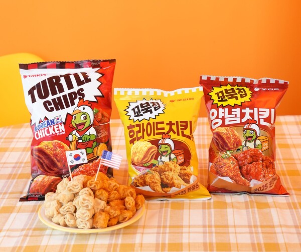 오리온은 ‘꼬북칩(영문명: TURTLE CHIPS) 양념치킨맛’을 한국과 미국에 동시 출시했다고 22일 밝혔다. 오리온이 신제품을 한국과 미국에서 동시에 선보이는 것은 이번이 처음이다. 사진은 오리온 ‘꼬북칩 양념치킨맛’(국내·해외), ‘꼬북칩 후라이드치킨맛’(국내) 제품 이미지. [사진제공=오리온]