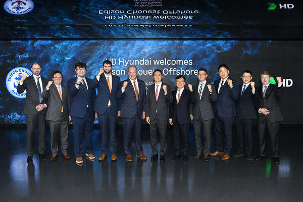 HD현대는 미국 내 선박 건조 협력 파트너인 에디슨슈에스트오프쇼어(Edison Chouest Offshore·ECO)의 대표단이 한국을 방문, 미국 내 컨테이너 운반선 공동 건조를 위한 세부 협력방안 등을 논의했다고 23일 밝혔다. 사진 오른쪽에서 여섯번째부터 정기선 HD현대 수석부회장, 디노 슈에스트(Dino Chouest) ECO 대표. [사진제공=HD현대]