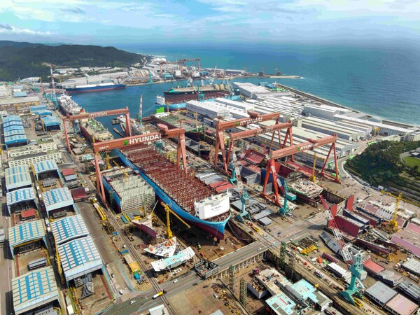 HD현대중공업은 조선업계의 고질적인 안전 문제 해결과 중대재해의 원천 차단을 목표로, 새로운 안전보건 경영체계인 ‘더 세이프 케어(The Safe Care)’를 오는 8월18일부터 전면 시행할 예정이라고 30일 밝혔다. 사진은 HD현대중공업 야드 전경. [사진제공=HD현대중공업]