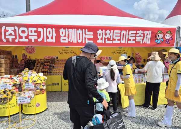 오뚜기는 공식 후원한 ‘2025 화천 토마토축제’가 지역주민과 관광객의 뜨거운 호응 속에 막을 내렸다고 4일 밝혔다. 사진은 2025 화천 토마토 축제 오뚜기 부스 전경. [사진제공=오뚜기]