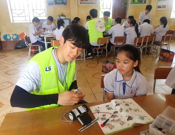 이달 초, LS 대학생 해외봉사단 28기 단원들이 베트남 팜타이 초등학교에서 학생들을 대상으로 과학키트 만들기 체험학습을 진행하고 있다. [사진제공=LS]