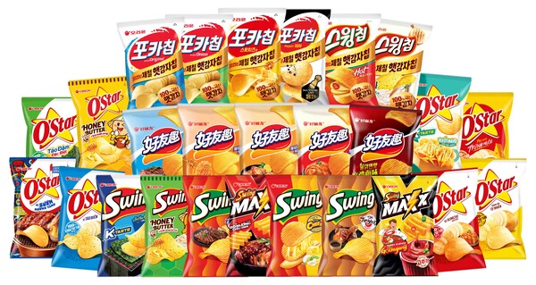 오리온은 ‘포카칩’·‘스윙칩’ 등 생감자 스낵의 글로벌 누적 매출액이 4조원을 돌파했다고 21일 밝혔다. 사진은 오리온 글로벌 생감자 스낵 제품. [사진제공=오리온]