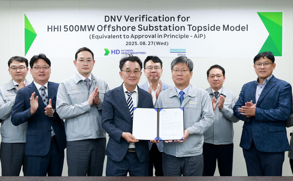 HD현대중공업은 27일 노르웨이선급(DNV)으로부터 자체 개발한 500㎿급 해상변전소(OSS· Offshore Substation)에 대한 ‘국제 설계 검증서’를 획득했다고 밝혔다. 사진 왼쪽부터 네 번째 DNV 신성호 영업 대표, 왼쪽부터 여섯 번째 HD현대중공업 원광식 해양에너지사업본부장. [사진제공=HD현대]