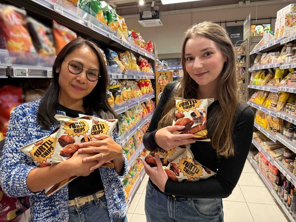 오리온은 꼬북칩이 프랑스 까르푸 전 매장에 입점했다고 1일 밝혔다. 프랑스 전역 약 1200여 개 대형마트 점포망을 가진 까르푸에 동시 입점한 것은 K스낵 통틀어 첫 사례다. 작년 9월 영국, 스웨덴, 아이슬란드 등 유럽시장 공략에 나선 이후 약 1년여 만의 성과다. 사진은 오리온 ‘꼬북칩’, 프랑스 까르푸 입점 매장 이미지. [사진제공=오리온]