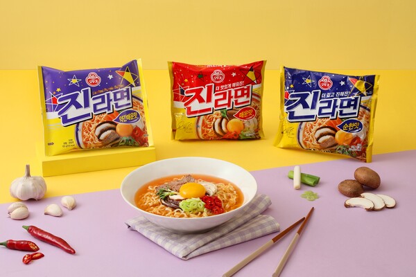 오뚜기는 1일부터 ‘진라면 약간매운맛’을 정식 출시하며, 소비자들의 다양한 취향을 만족시키는 ‘진라면 삼총사’ 순한맛·약간매운맛·매운맛 라인업(사진)을 완성했다고 밝혔다. [사진제공=오뚜기]