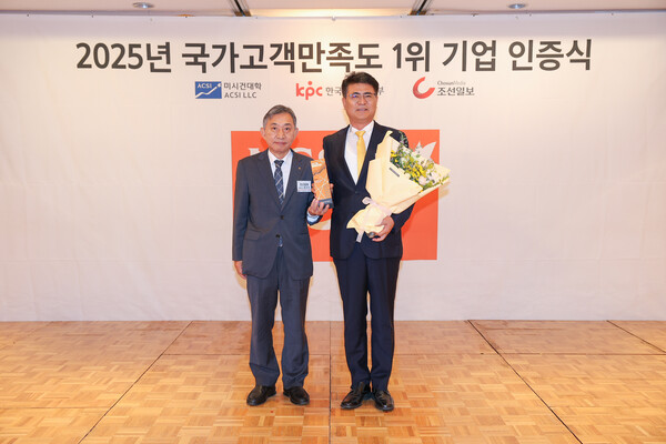 오뚜기가 ‘2025 국가고객만족도조사(NCSI)’에서 라면 부문 1위로 선정됐다. 사진은 오뚜기라면 이신혁 사장(오른쪽)이 17일 서울시 중구 롯데호텔 서울에서 열린 시상식에 참석해 조선일보 홍준호 대표이사와 기념 촬영을 하는 모습. [사진제공=오뚜기]