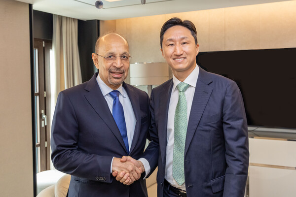 정기선 HD현대 수석부회장(오른쪽)이 25일 칼리드 알팔리 사우디 투자부장관을 만나 사업 협력을 논의했다. [사진제공=HD현대]