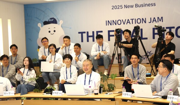 지난 26일 안양 LS타워에서 개최된 LS 퓨처데이에서 구자은 LS그룹 회장(하단 가운데)이 신사업 아이디어 분야에 멘토로서 참여해 발표를 듣고 있다. [사진제공=LS]