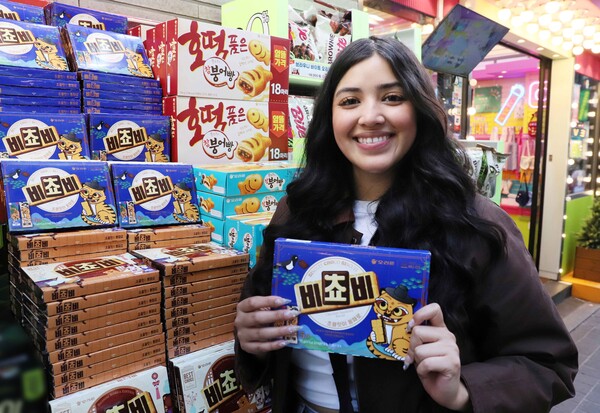 오리온은 ‘한국여행 선물’로 비쵸비를 찾는 방한 외국인 관광객들이 늘어남에 따라 11월 한 달간 ‘비쵸비 국립중앙박물관 에디션’의 생산량을 두배 늘린다고 6일 밝혔다. 사진은 오리온 ‘비쵸비 국립중앙박물관 에디션’을 구매하는 외국인 관광객. [사진제공=오리온]