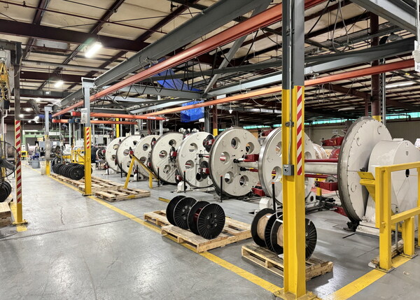 LS그룹의 미국 계열사인 에식스솔루션즈는 7일 코스피 상장을 위해 한국거래소에 상장 예비심사를 청구했다고 밝혔다. 사진은 에식스솔루션즈 북미 공장 내 변압기용 특수 권선 설비. [사진제공=LS]