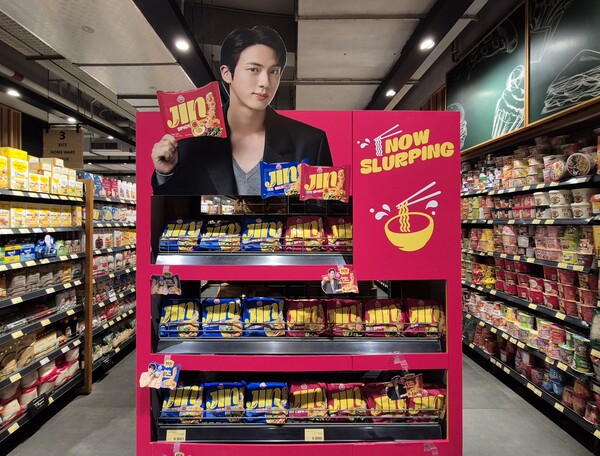 오뚜기가 할랄 인증을 획득한 ‘진라면’을 앞세워 세계 2위 인스턴트라면 시장인 인도네시아에서 본격 판매에 나선다고 10일 밝혔다. 사진은 오뚜기 할랄 진라면 인도네시아 현지 대형마트 내 전용 매대. [사진제공=오뚜기]