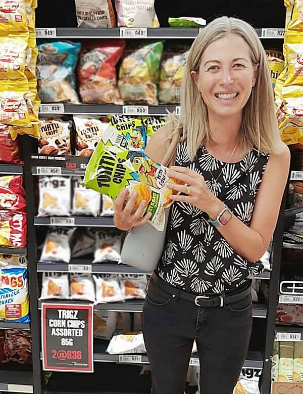 오리온은 이달부터 남아프리카공화국 SPAR의 프리미엄 슈퍼마켓 300여 점포에서 꼬북칩 ‘콘스프맛’, ‘초코츄러스맛’, ‘카라멜팝콘맛’ 등 3종의 판매를 시작했다고 20일 밝혔다. SPAR는 케이프타운, 요하네스버그 같은 주요 대도시에서 대형마트 및 슈퍼마켓 체인을 운영하고 있다. 사진은 오리온 꼬북칩 남아프리카공화국 케이프타운 SPAR 매장 이미지. [사진제공=오리온]